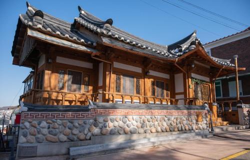 Paldal-gu Casa | Yeoyeoje - Hanok Accommodation with the atmosphere of Hwaseong Fortress Road in Suwon, a UNESCO World Heritage