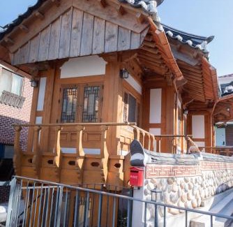 Paldal-gu Casa | Yeoyeoje - Hanok Accommodation with the atmosphere of Hwaseong Fortress Road in Suwon, a UNESCO World Heritage