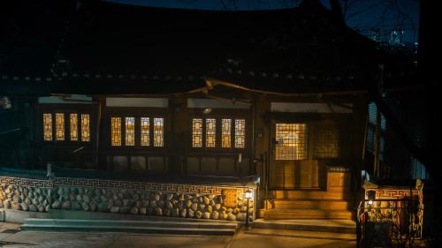 Paldal-gu Casa | Yeoyeoje - Hanok Accommodation with the atmosphere of Hwaseong Fortress Road in Suwon, a UNESCO World Heritage