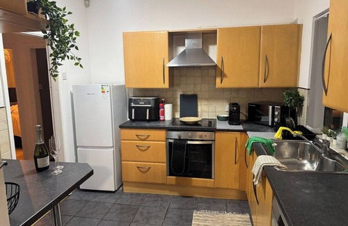 Harborne Apartamento | Yew Croft Avenue (4 Bed. Parking. Families/Contractors. QE/Uni)