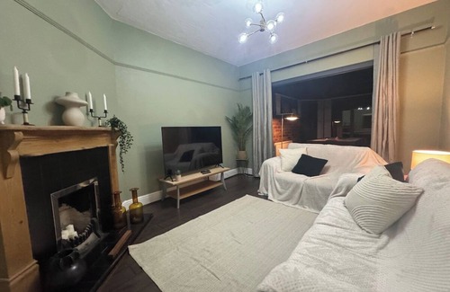 Harborne Apartamento | Yew Croft Avenue (4 Bed. Parking. Families/Contractors. QE/Uni)