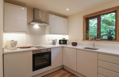 Dartford Cabaña | YEW TREE COTTAGE, family friendly, with pool in Dartford