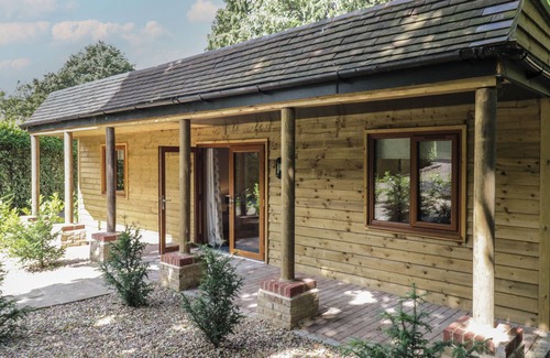 Dartford Cabaña | YEW TREE COTTAGE, family friendly, with pool in Dartford