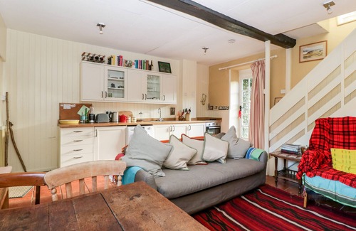 Docklow Cabaña | YEW TREE COTTAGE, pet friendly, with open fire in Leominster