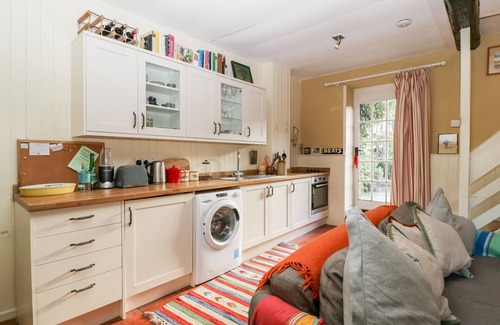 Docklow Cabaña | YEW TREE COTTAGE, pet friendly, with open fire in Leominster