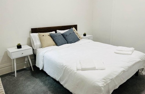 Bloomfield Casa | 💛 Yew Villa 💛 Cozy 2 BR Central Location
