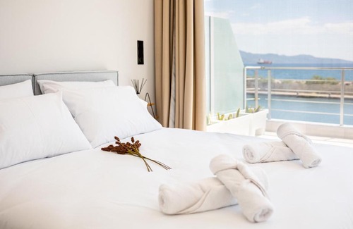 Kalamata Marina Apartamento | Yin & Yang Studio, Marina Hideout in Kalamata (B3)