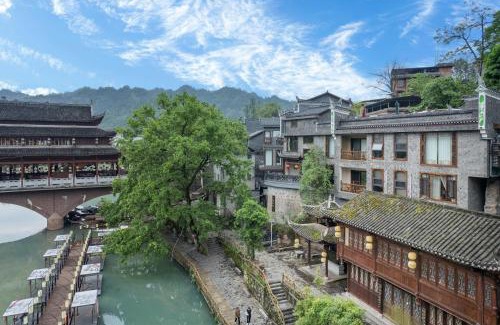 Fenghuang Casa | YiQuan RIVERVIEW B&B