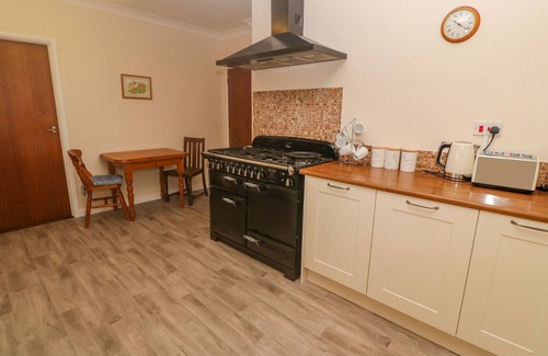 Rosudgeon Casa | YNGYWIDDEN, pet friendly, character holiday cottage in Rosudgeon