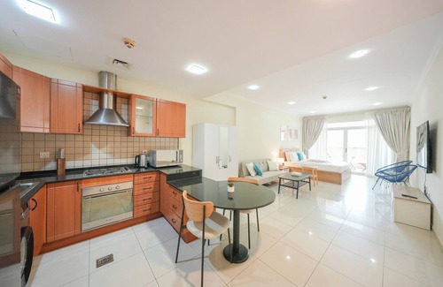 Dubai Apartamento | Yogi - Cozy Retreat In This Stylish Studio With Balcony