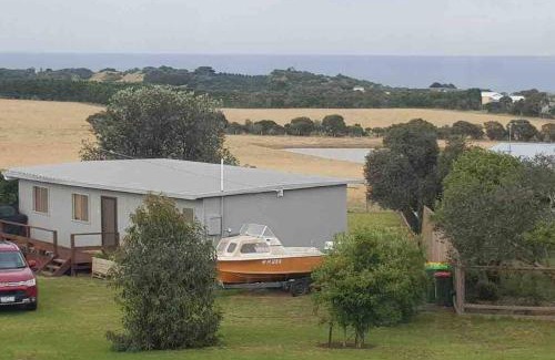 Ventnor Casa | YOLO- Beach-house views, near penguins, nbn!