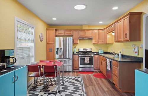 Davis Casa | Yolo Bungalow Cozy Craftsman in Downtown Davis Feel right at home in this comfy spot just steps from shops, restaurants, and the Farmers Market.