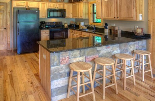 Helen Cabina | Yonah View Lodge | 2 BR Cabin w/ Spacious Decks, Hot Tub, Fire Pit, Near Helen