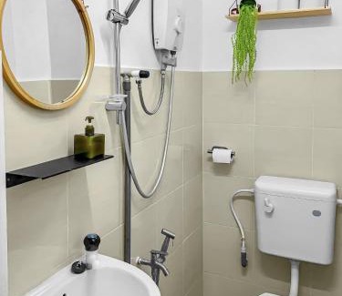 Yong Peng Casa | Yong Peng homestay 永平民宿- 3 Bedroom Shoplot converted BnB at level 1 &2, for business travellers, Street Parking, WIFI, 1 min to KFC & MCD