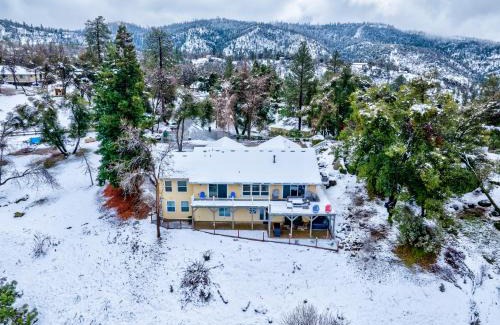 Coarsegold Casa | Yosemite Bass Lake VIEWS, 2 Homes, Games, Hot Tub
