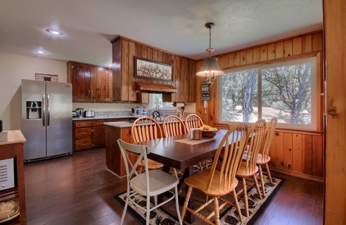 Yosemite Forks Casa | Yosemite Corner w NEW game room/Hot Tub/EV & more!