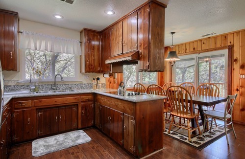 Yosemite Forks Casa | Yosemite Corner w NEW game room/Hot Tub/EV & more!
