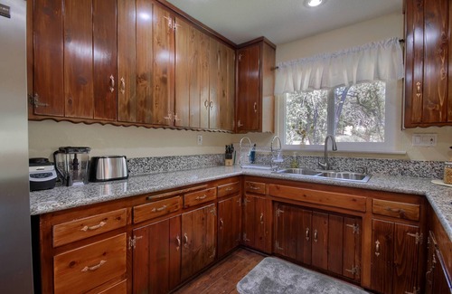 Yosemite Forks Casa | Yosemite Corner w NEW game room/Hot Tub/EV & more!