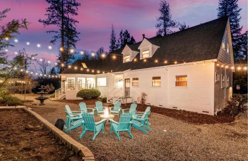 Oakhurst Casa | Yosemite Country House sleeps 20 w/hot tub, firepit, bonus studio