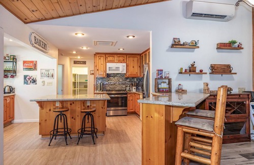 Oakhurst Casa | Yosemite Creekside Retreat with spa/games/EV Charger and more