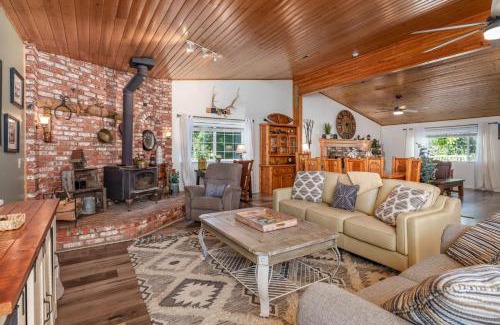 Oakhurst Casa | Yosemite Creekside Retreat with spa/games/EV Charger and more