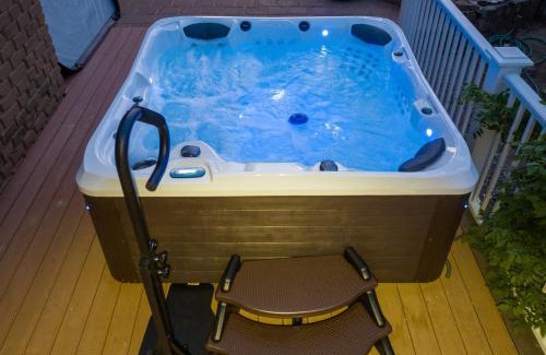 Oakhurst Casa | Yosemite Creekside Retreat with spa/games/EV Charger and more
