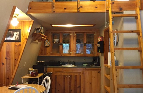 Oakhurst Cabina | "Yosemite's Suite Retreat" Gingerbread Tiny House ¡Perfecto para 2!