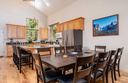 North Wawona Casa | Yosemite Base Camp- Updated cabin INSIDE Yosemite!