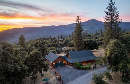 Mariposa Casa | Yosemite Villa - log cabin with spectacular views & stargazing