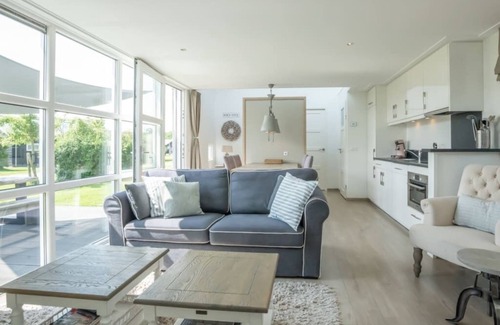 Westenschouwen Casa | You are guaranteed to unwind and relax in one of the chairs or on the comfy sofa in the central livi