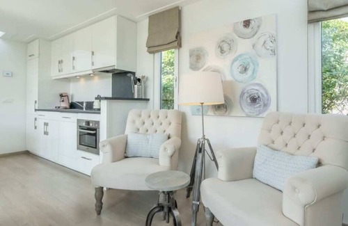Westenschouwen Casa | You are guaranteed to unwind and relax in one of the chairs or on the comfy sofa in the central livi