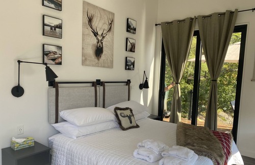 Dysart et al Cabaña | You cannot get closer to the lake than this cozy and chic Redstone Lake cottage!