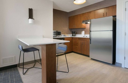Fossil Creek Hotel | You Found it! Three Relaxing 2BR Suites, Swimming Pool, Free Parking & Breakfast