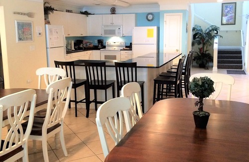 Crescent Beach Villa | ¡Lo encontraste! ¡Espaciosa villa de lujo de 8 habitaciones! 6. 5 baños, WiFi, piscina, jacuzzi