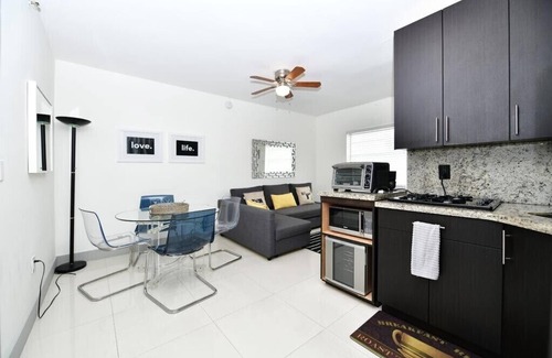 South of Fifth Condominio | ATRACTIVO Y CHIC Beachfront 1BR 1B Apt