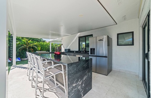 Ludlam Complejo | You'll be captivated by the stunning 28 x 40 custom heated pool with jacuzzi