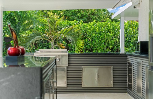 Ludlam Complejo | You'll be captivated by the stunning 28 x 40 custom heated pool with jacuzzi
