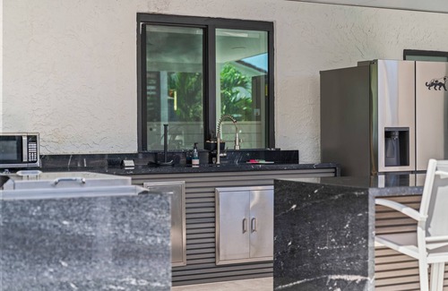 Ludlam Complejo | You'll be captivated by the stunning 28 x 40 custom heated pool with jacuzzi