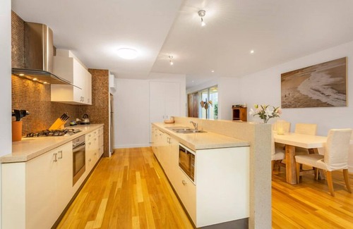 Cottesloe Casa | You'll be close to the Cottesloe vibrancy and near enough to hear and see the ocean. This light-fill