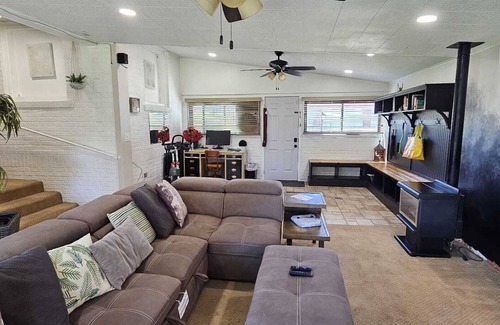 Athmar Park Casa | You´ll have the entire basement for yourself and your friends.