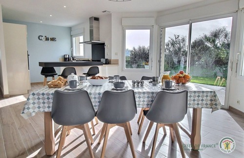 Lanmodez Casa | You'll love this comfortable, trendy home with the sea in front of you!