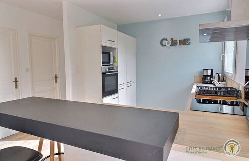 Lanmodez Casa | You'll love this comfortable, trendy home with the sea in front of you!