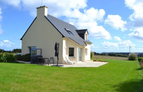Lanmodez Casa | You'll love this comfortable, trendy home with the sea in front of you!