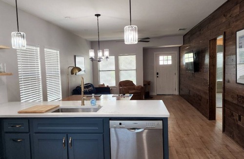 Northwest Los Angeles Heights Casa | You will be close to everything when you stay at this Newly Renovated house!