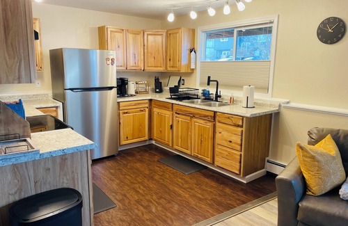 Northeast Anchorage Condominio | Your Alaskan Getaway - 2 Bedroom 1 bath close to everything!!!