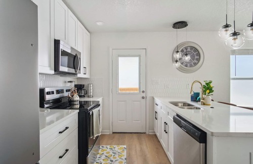 Denver Heights Cabaña | Your Amazing 3br/2ba Downtown Delight!