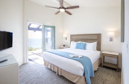 Del Mar Hotel | Your Beach Getaway! Swimming Pool, Free Parking, Full Kitchen!