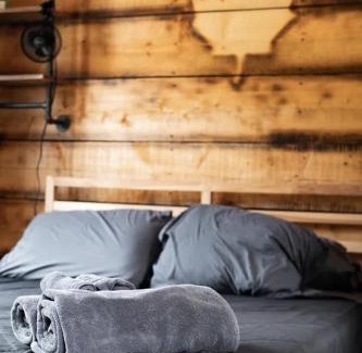 Lac-des-Plages Casa | Your Cozy Cabin Retreat