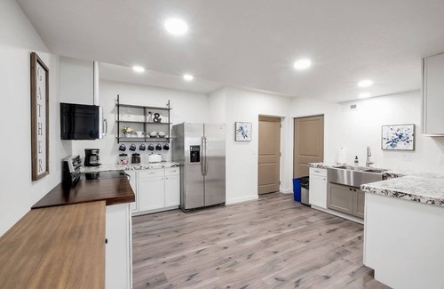 Lakeview Casa | Your Cozy Getaway: Near It All - Waffles too!