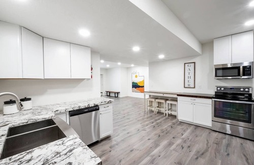 Lakeview Casa | Your Cozy Getaway: Near It All - Waffles too!